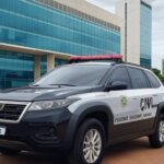 Viatura da Polícia Civil do DF em frente a hospital em Brasília, representando prisão por homicídios em UTI.