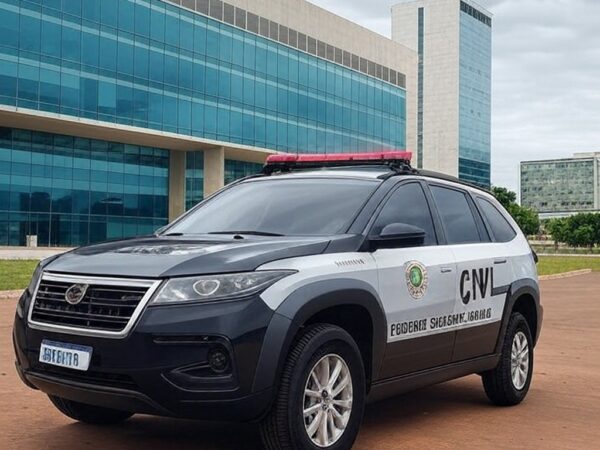 Viatura da Polícia Civil do DF em frente a hospital em Brasília, representando prisão por homicídios em UTI.