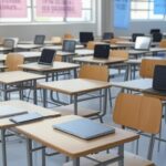 Sala de aula em centro comunitário de Taguatinga preparada para cursos gratuitos da Caravana do Empreendedorismo Feminino, capacitando mulheres.
