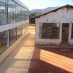 Sala de aula com equipamentos de robótica abandonados em escola do DF, ilustrando críticas à lei de robótica por ineficácia.