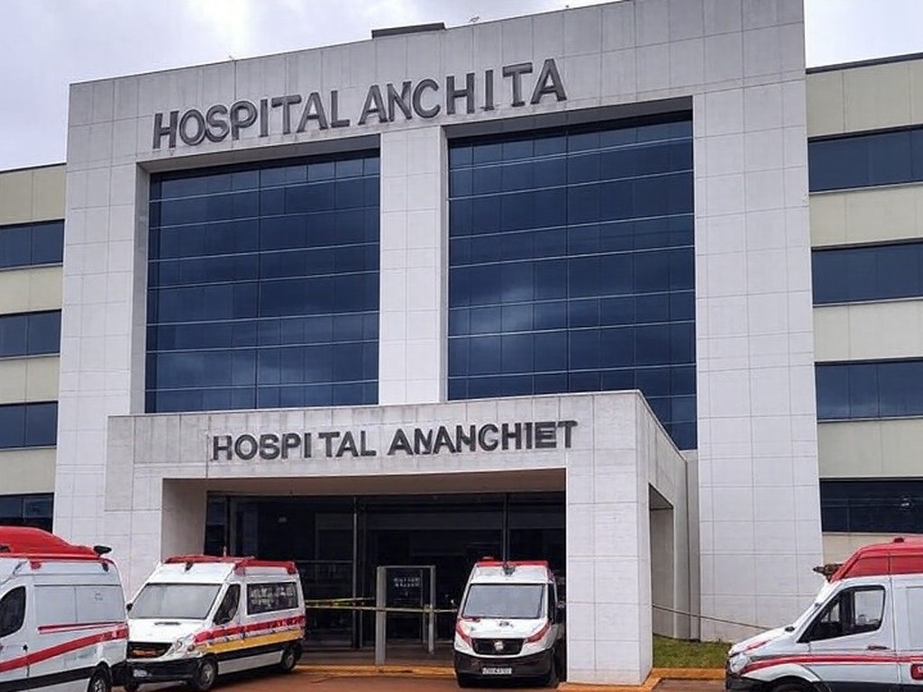 Fachada do Hospital Anchieta com fita de isolamento policial, representando escândalo de tentativa de homicídio.