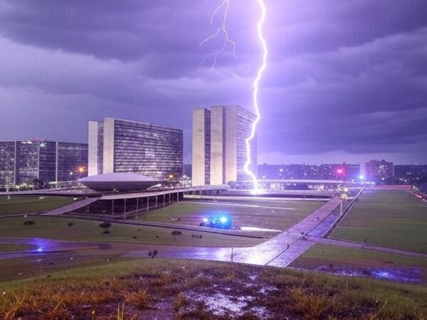 Raio atingindo área em Brasília durante tempestade, com arquitetura do Congresso Nacional ao fundo, representando incidente com hospitalizações.