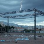 Estrutura de ato político em Belo Horizonte atingida por raio durante tempestade.