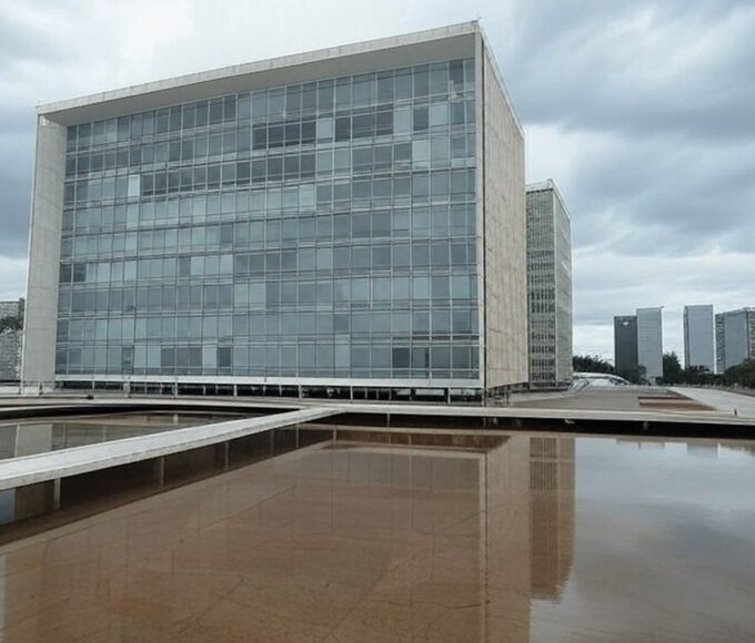 Edifício da CLDF em Brasília sob céu nublado, simbolizando lei que adiciona primeiros socorros como obstáculo em concursos do DF.