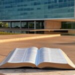 Edifício da CLDF em Brasília com Bíblia em pedestal, simbolizando ameaça à laicidade do Estado.