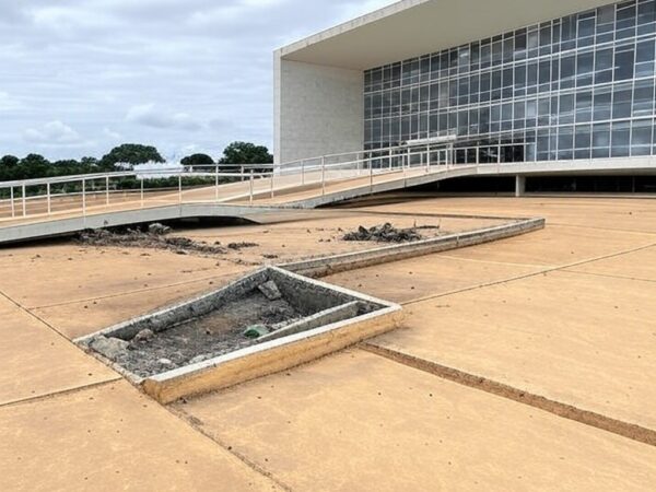 Rampa de acessibilidade quebrada na Câmara Legislativa do DF, expondo negligências na inclusão de PCD e TEA.
