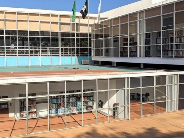 Escola pública em Brasília representando inscrições para EJA no DF pela SEEDF em 2026.