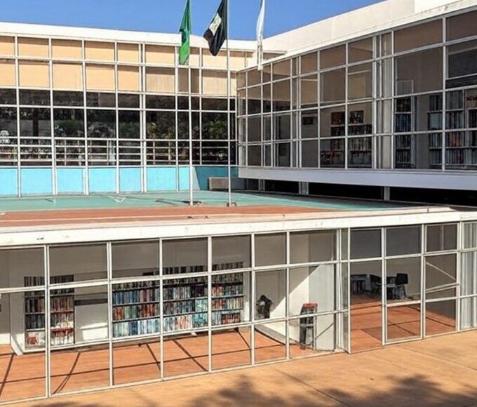 Escola pública em Brasília representando inscrições para EJA no DF pela SEEDF em 2026.