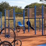 Parque infantil inclusivo no Taguaparque, Taguatinga, com brinquedos acessíveis para crianças com deficiências.