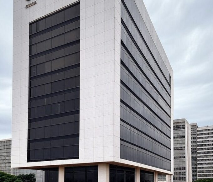 Edifício da Caesb em Brasília sob céu nublado, representando angústia por resultados de concurso.