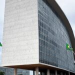 Fachada da Câmara Legislativa do DF com elementos de negligência no combate à hanseníase em Brasília.