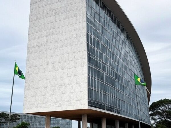 Fachada da Câmara Legislativa do DF com elementos de negligência no combate à hanseníase em Brasília.