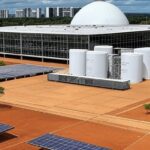 Instalação de hidrogênio limpo em Brasília com céu poluído, representando lei aprovada na CLDF como paliativo ineficaz contra crise climática.