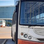 Ônibus público desgastado em estação de Brasília, destacando negligência no transporte do DF.