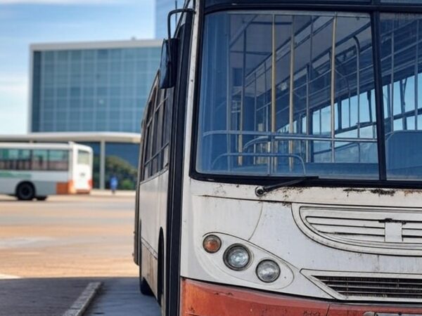 Ônibus público desgastado em estação de Brasília, destacando negligência no transporte do DF.