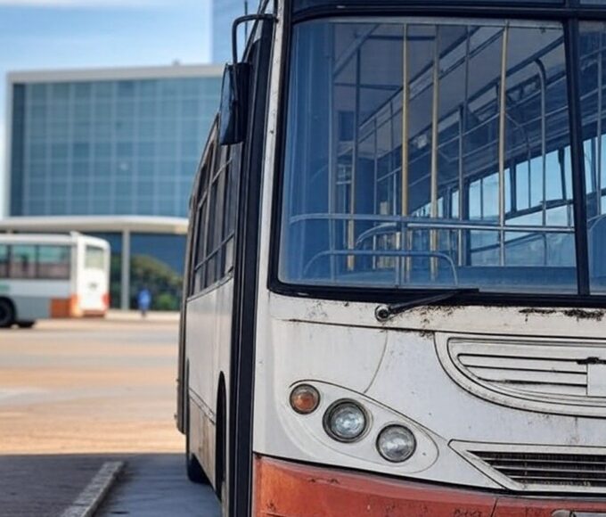 Ônibus público desgastado em estação de Brasília, destacando negligência no transporte do DF.