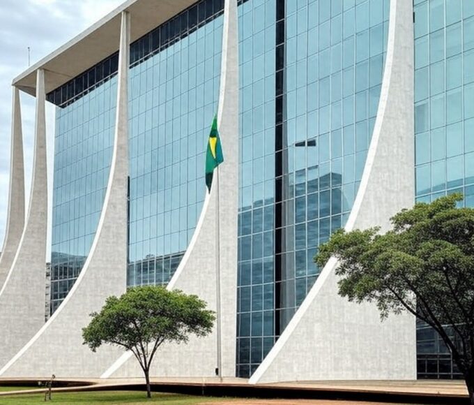 Edifício do Tribunal de Justiça em Brasília com bandeira a meio mastro, simbolizando luto pela morte de desembargador.