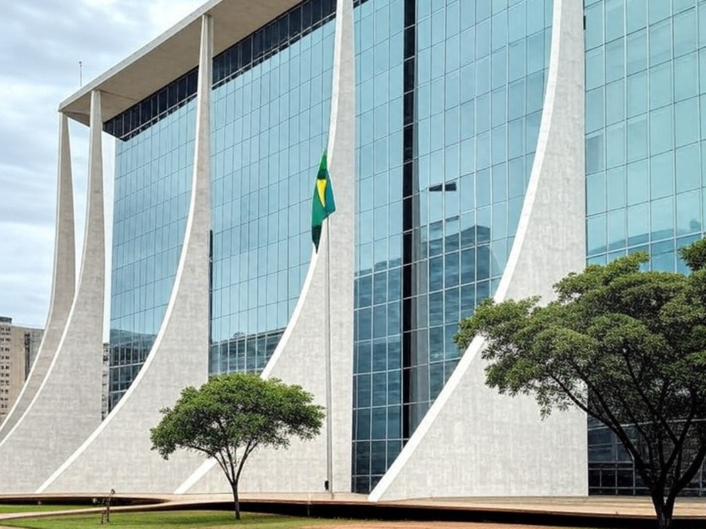 Edifício do Tribunal de Justiça em Brasília com bandeira a meio mastro, simbolizando luto pela morte de desembargador.