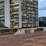 Edifício do TJDFT em Brasília com bandeira a meio mastro, simbolizando luto pela morte de desembargador.
