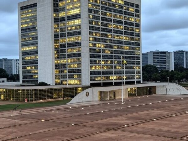 Edifício do TJDFT em Brasília com bandeira a meio mastro, simbolizando luto pela morte de desembargador.