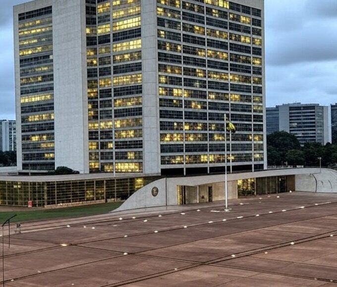 Edifício do TJDFT em Brasília com bandeira a meio mastro, simbolizando luto pela morte de desembargador.