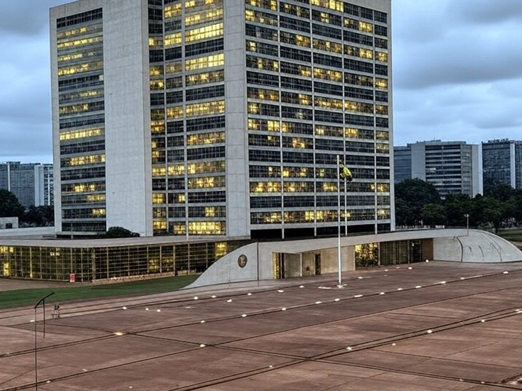 Edifício do TJDFT em Brasília com bandeira a meio mastro, simbolizando luto pela morte de desembargador.