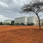 Vista de Brasília com desigualdades na arborização urbana, áreas verdes escassas contrastando com regiões arborizadas.