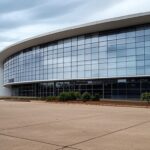 Edifícios governamentais em Brasília representando servidores do DF com folga de aniversário e críticas por desigualdades fiscais.