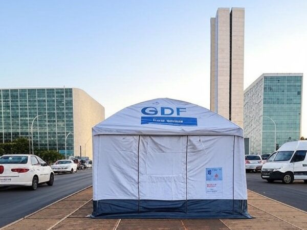 Centro de acolhimento do GDF em Brasília atendendo pessoas em situação de rua no DF.