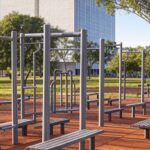 Parque em Brasília com equipamentos de ginástica, simbolizando programa Viver 60+ para idosos no DF.