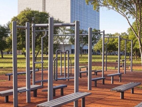 Parque em Brasília com equipamentos de ginástica, simbolizando programa Viver 60+ para idosos no DF.