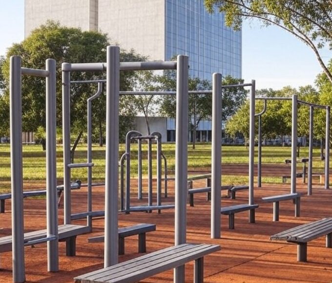 Parque em Brasília com equipamentos de ginástica, simbolizando programa Viver 60+ para idosos no DF.