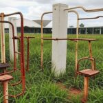 Academia ao ar livre abandonada em Brasília, representando atrasos e falhas na lei da CLDF para idosos.