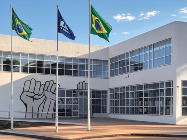 Escola pública em Brasília com símbolos de educação antirracista e diversidade cultural.