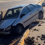 Carro capotado no Eixão Norte em Brasília após colisão com barreira, expondo falhas na sinalização viária.