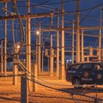 Subestação elétrica no DF com cabos expostos e viatura policial, indicativo de tentativa de furto.