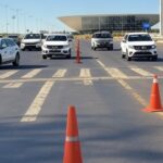 Viaturas do Detran-DF em ação educativa de trânsito em via de Brasília, com sinalizações e arquitetura local.