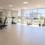 Centro de reabilitação robótica em Brasília com equipamentos avançados e arquitetura moderna do DF.