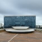 Edifícios de luxo em Brasília representando uso de licença-prêmio por servidores para compra de imóveis no DF, com críticas por privilégios.