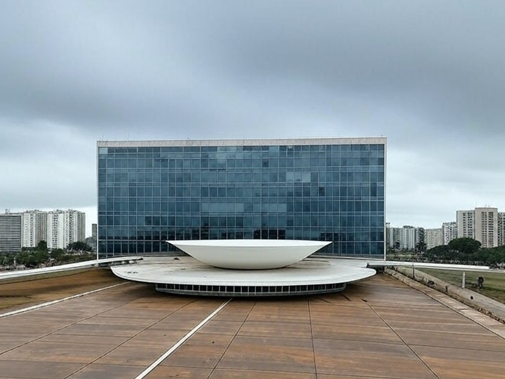 Edifícios de luxo em Brasília representando uso de licença-prêmio por servidores para compra de imóveis no DF, com críticas por privilégios.