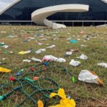 Esplanada dos Ministérios em degradação com lixo e decorações natalinas abandonadas após evento milionário do GDF em Brasília.