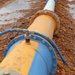 Rua na Asa Norte com obras de corte de água pela Caesb, afetando áreas em Brasília.