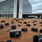 Edifício da CLDF em Brasília com elementos de fotografia, representando anúncio de concurso amid críticas por distração e opacidade.