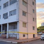 Prédio interditado pela Defesa Civil em Taguatinga Norte devido a risco de desabamento, com fitas de isolamento e veículos oficiais.
