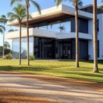 Residência luxuosa em Brasília simbolizando apelo por prisão domiciliar de Bolsonaro via Instagram.