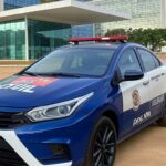 Viatura da Polícia Civil do DF em frente a hospital em Brasília, ampliando investigação de fraude em atestados médicos.