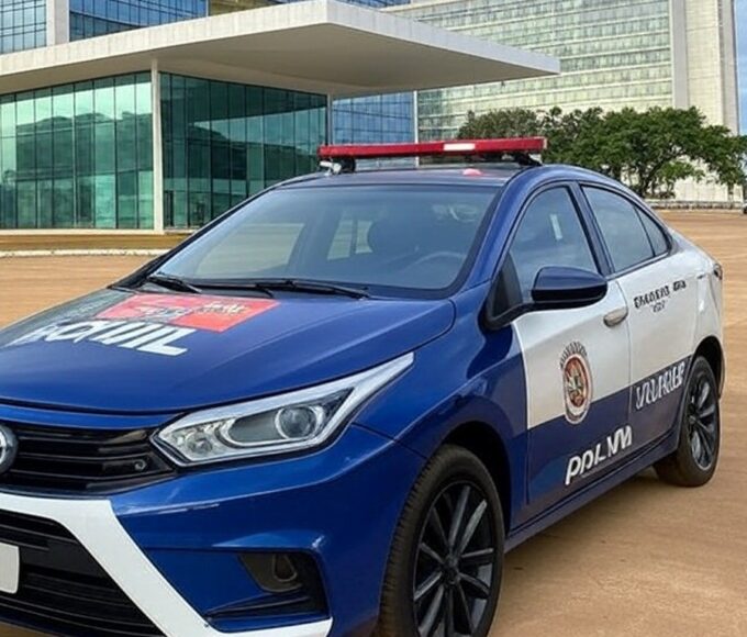 Viatura da Polícia Civil do DF em frente a hospital em Brasília, ampliando investigação de fraude em atestados médicos.