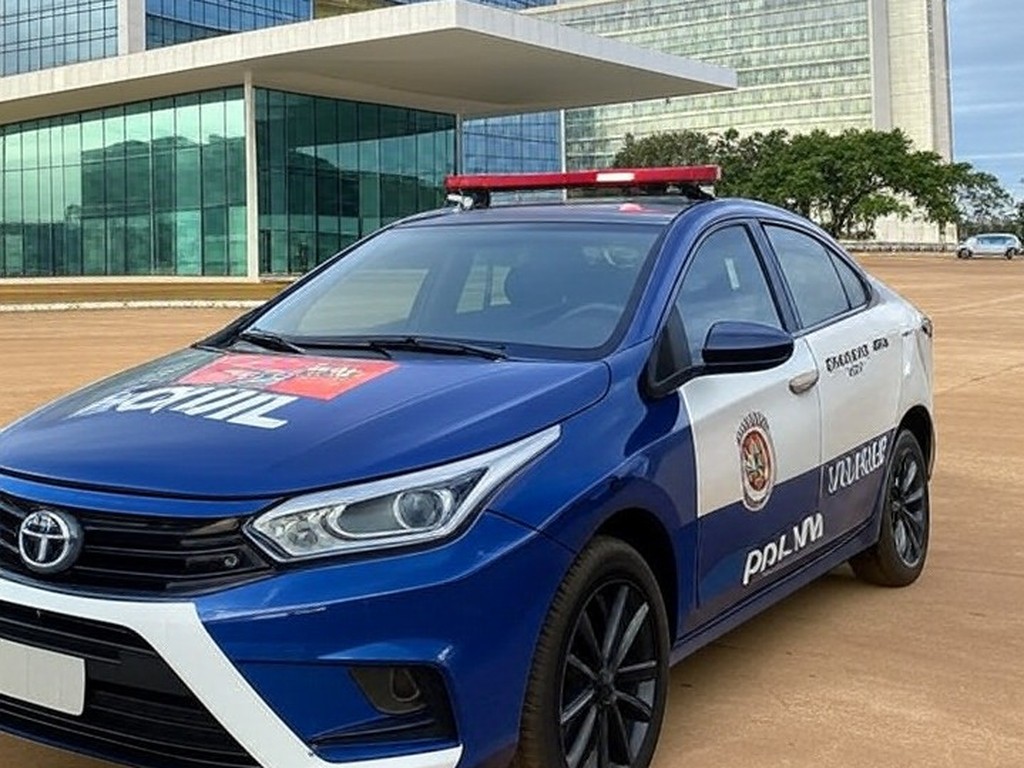 Viatura da Polícia Civil do DF em frente a hospital em Brasília, ampliando investigação de fraude em atestados médicos.