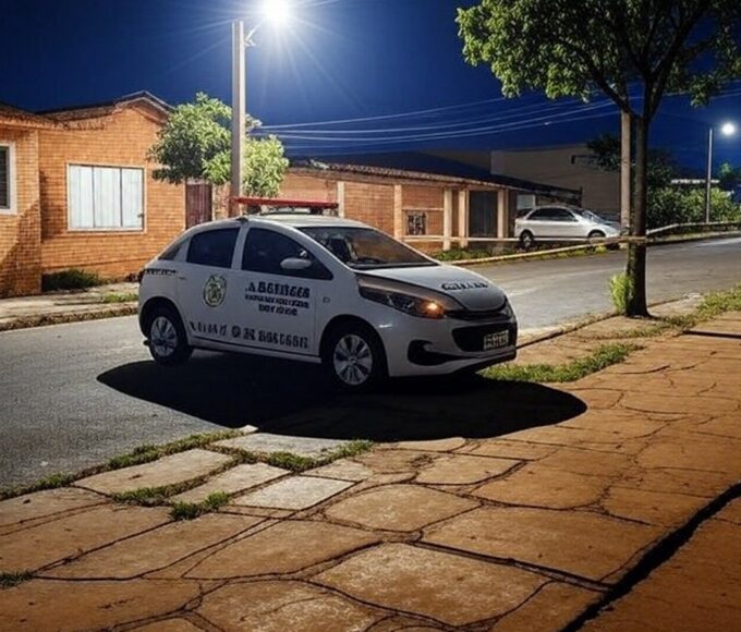 Cena de rua em Planaltina com viatura policial e fita de isolamento em frente a casa, representando investigação de crime.