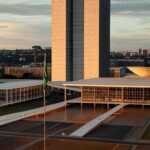 Edifícios governamentais em Brasília representando favoritismo em eleição para governo do DF e fissuras em alianças políticas.
